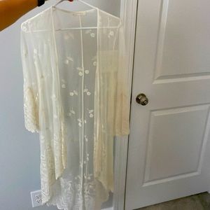 Vestique Kimono in Cream Lace